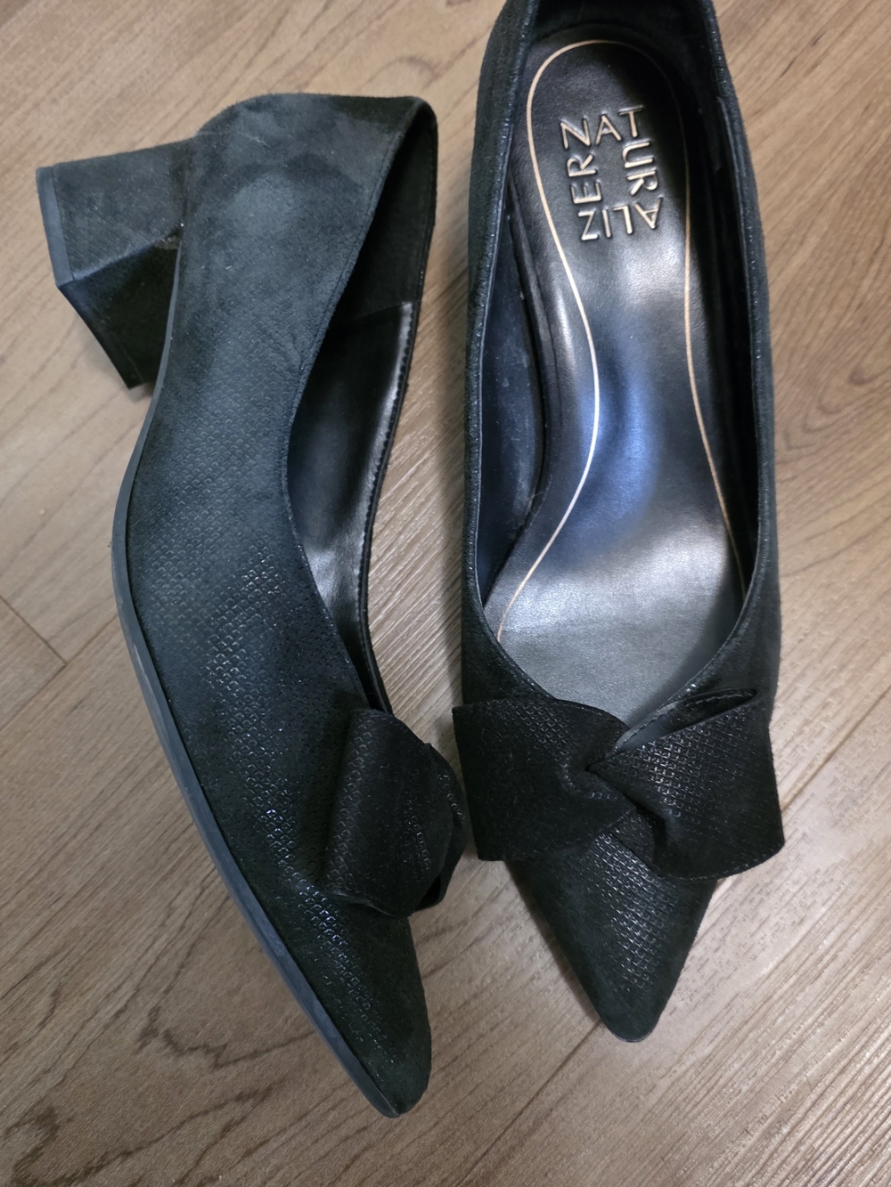 7.5W Naturalizer Mavis Black Pointed Toe Bow Low Block Heel Pumps
